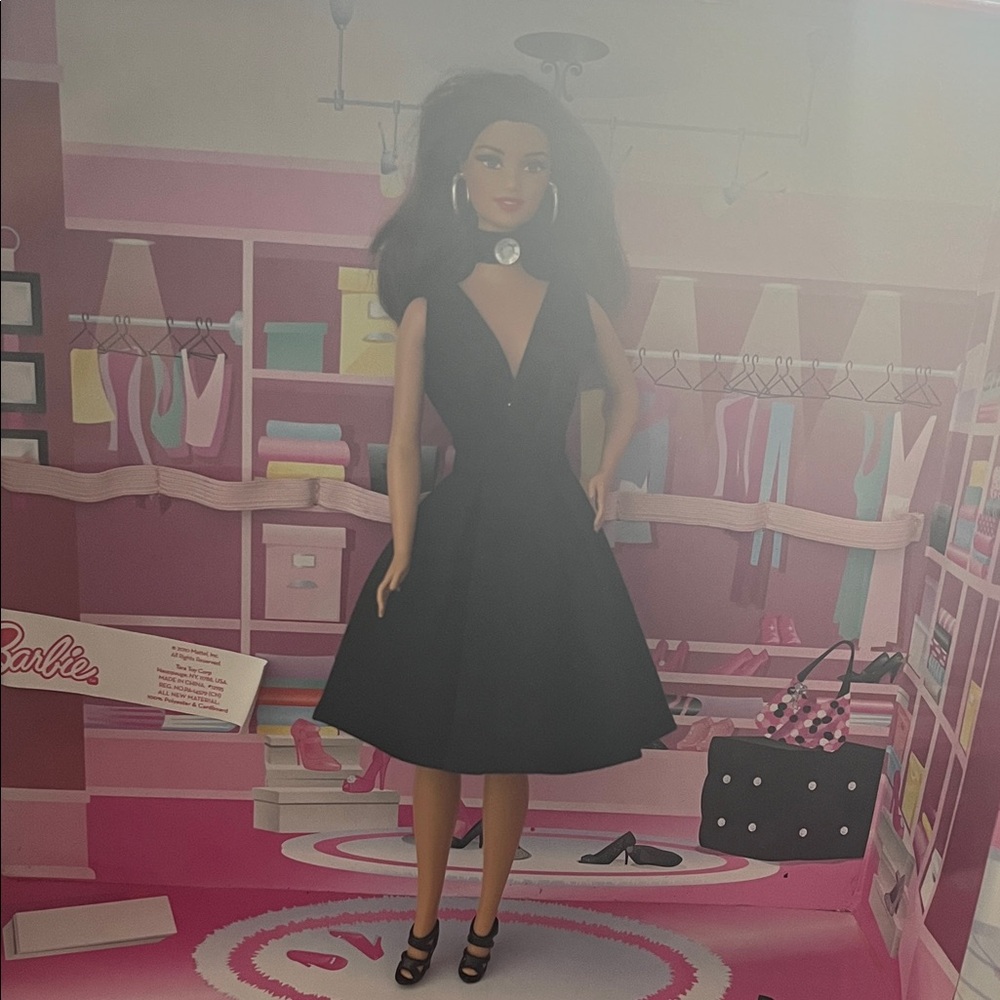 Barbie with Elegant Black Dress, necklace, earrings and matching shoes! - Picture 2 of 7